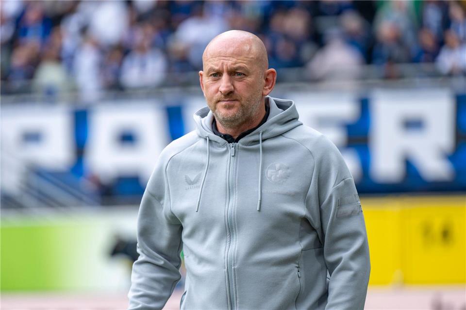 Muss die Abwehr umbauen: Kaiserslauterns Trainer Torsten Lieberknecht. (Archivbild)David Inderlied/dpa