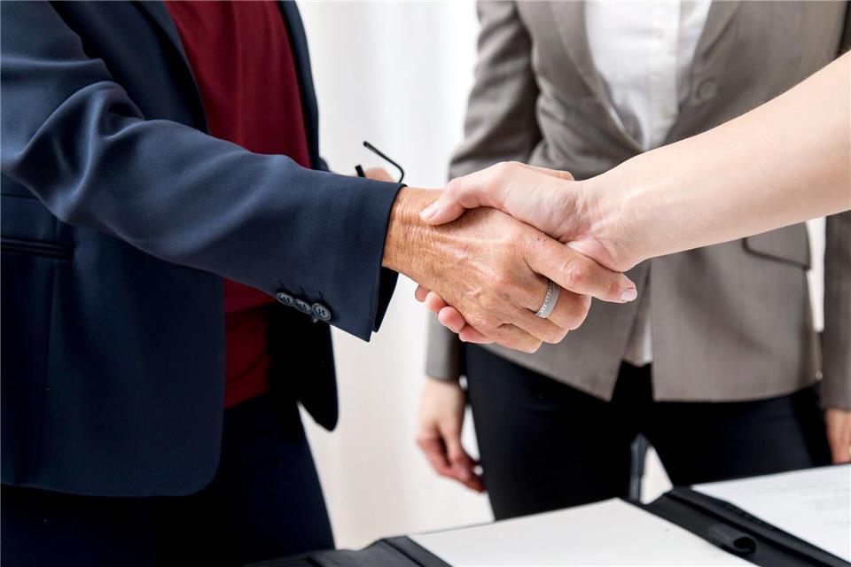 Muss es schriftlich sein oder reicht der Handschlag aus? Das kommt ganz auf die Art des Vertrags an.picture alliance/dpa/dpa-tmn