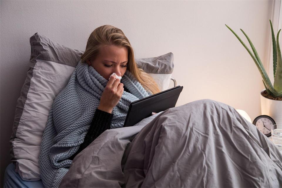 Muss ich zum Arzt oder kann ich das einfach zu Hause auskurieren? Als Entscheidungshilfe nutzen viele Menschen KI-Chatbots. picture alliance / Christin Klose