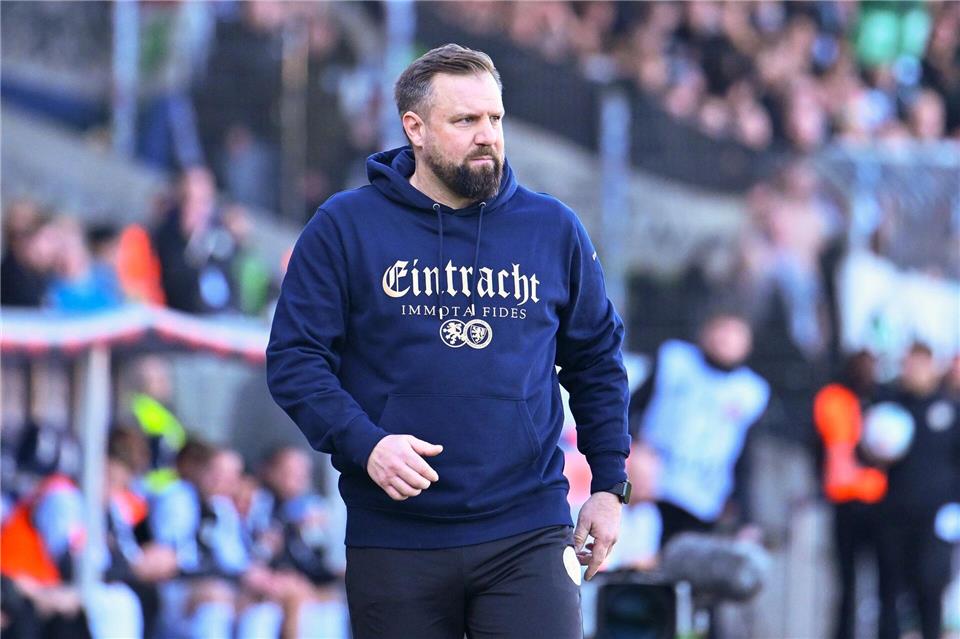 Muss in Braunschweig gehen: Trainer Heiner Backhaus. (Archivbild)Swen Pförtner/dpa