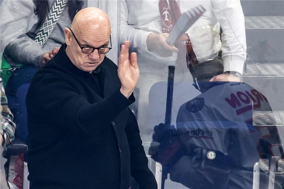 Muss in Frankfurt gehen: Löwen-Coach Tom RoweAndreas Gora/dpa