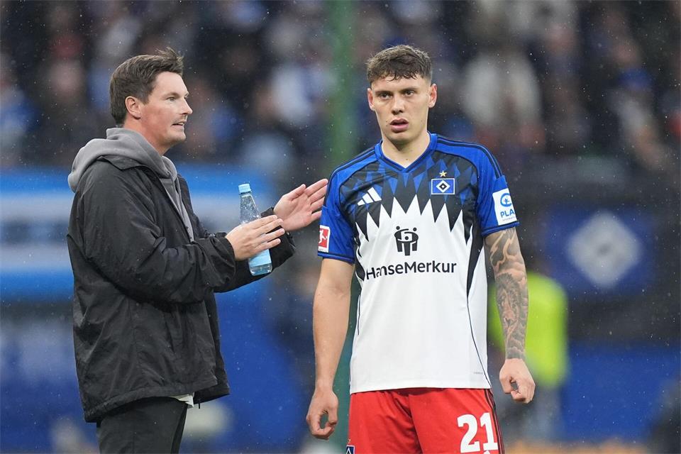 Muss lange auf seinen Kapitän verzichten: HSV-Trainer Merlin Polzin und der am Kreuzband verletzte Nicolai Remberg. (Archivbild) Marcus Brandt/dpa