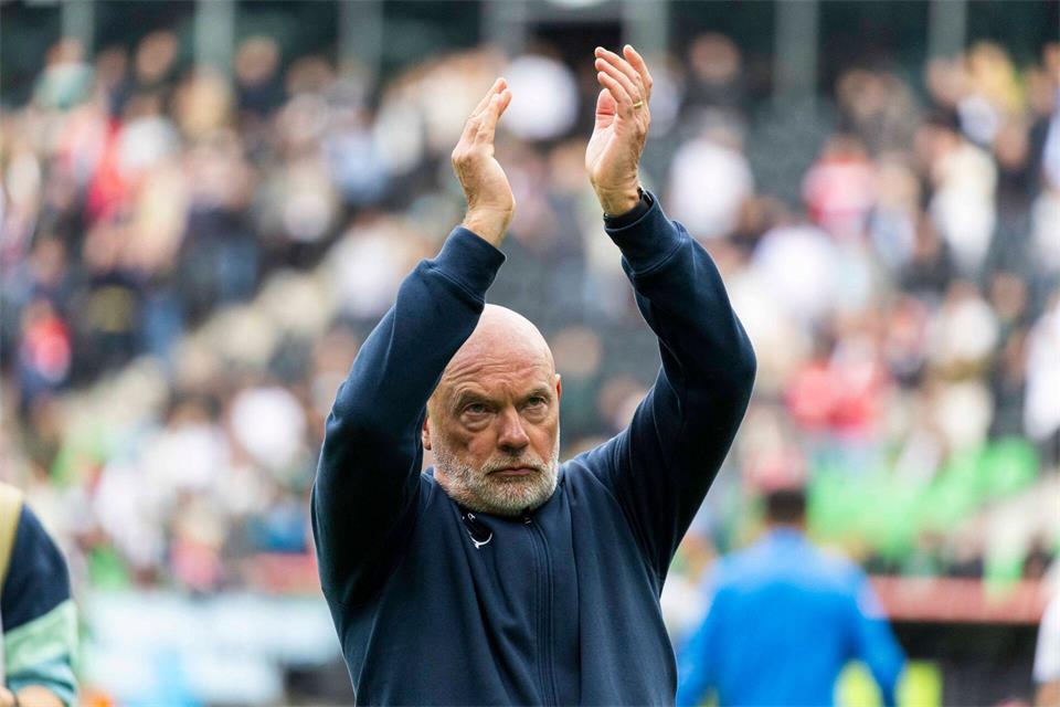 Muss möglicherweise um seinen Job bangen: Bochums Trainer Uwe Rösler. (Archivbild) Michael Matthey/dpa