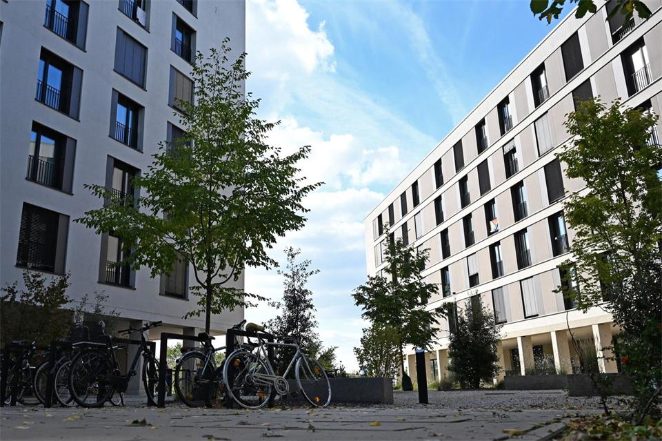 Muss nicht unbedingt direkt neben der Uni liegen: Bei der WG-Suche kann es sich lohnen, den Suchradius etwas auszudehnen - vor allem, wenn die Anbindung stimmt.picture alliance/dpa