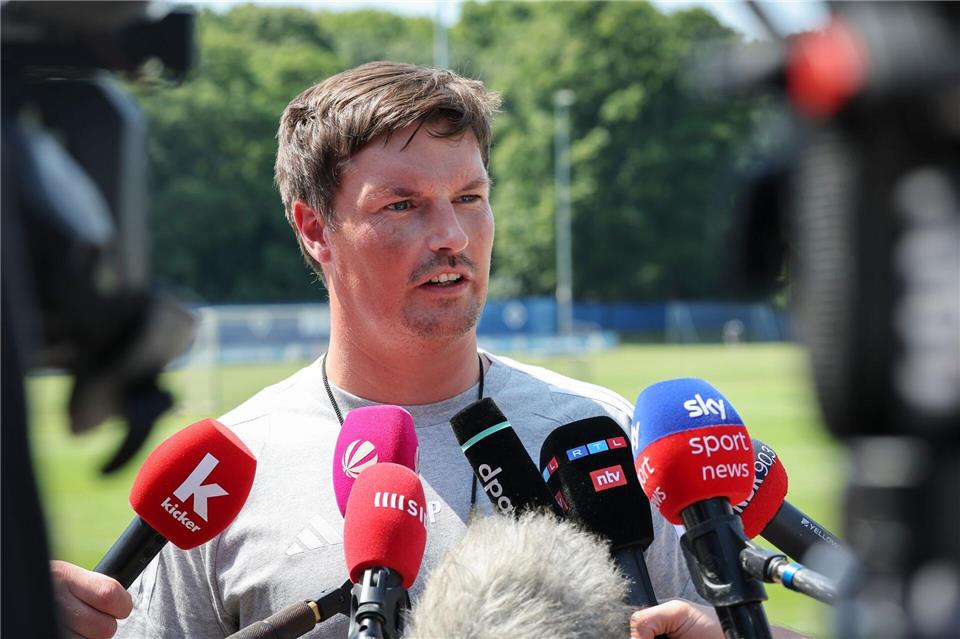 Muss noch einige Antworten vor dem Saisonstart finden: HSV-Cheftrainer Merlin Polzin.Christian Charisius/dpa