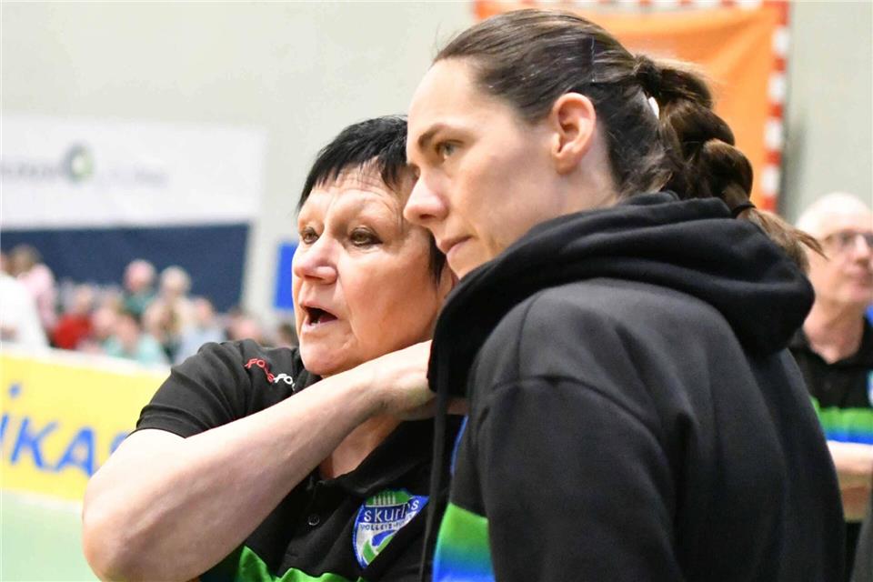 Muss sich gegen den unbezwungen Tabellenführer Allianz MTV Stuttgart etwas einfallen lassen: Borkens Trainerin Danuta Brinkmann (links) mit Co-Trainerin Kira Walkenhorst.