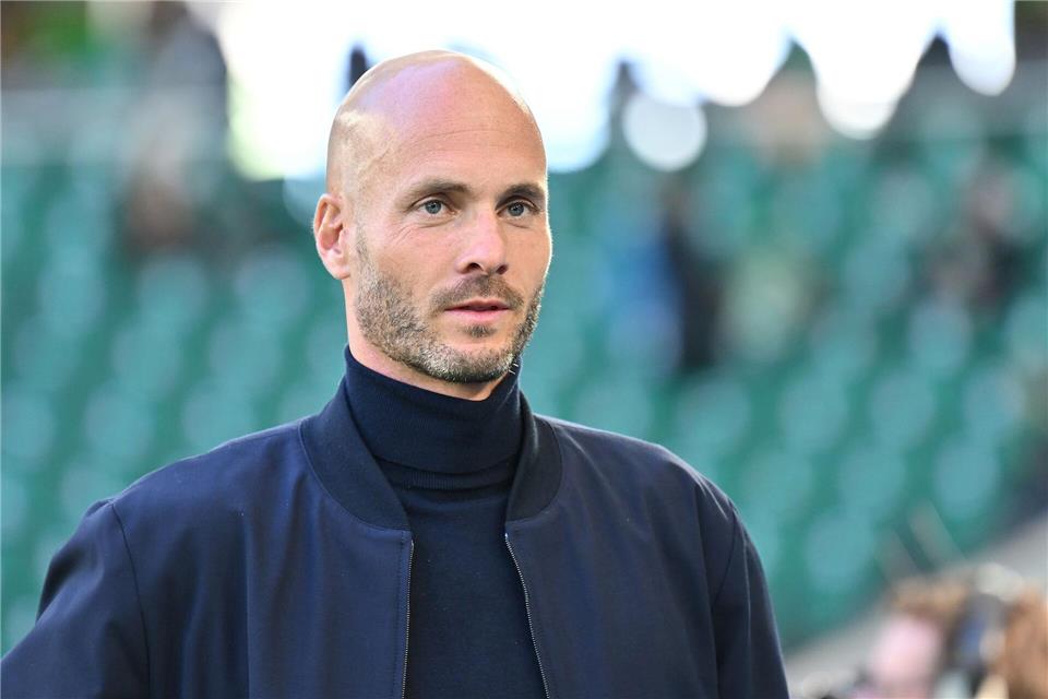 Muss sich nach der vierten Niederlage nacheinander Gedanken machen: Wolfsburgs Trainer Paul SimonisSwen Pförtner/dpa