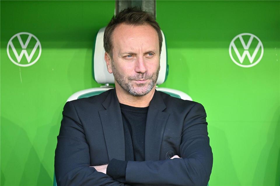Die Probleme des VfL Wolfsburg: Mehr als nur der Trainer Muss viel nachdenken: VfL Wolfsburgs Sportchef Sebastian SchindzielorzSwen Pförtner/dpa