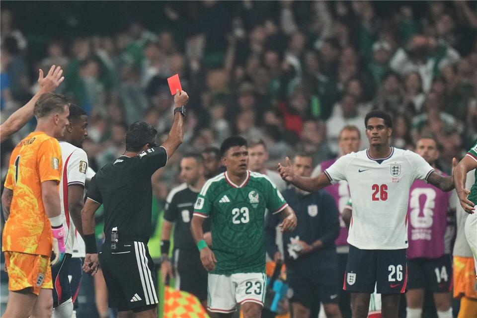 Muss zwei Spiele aussetzen: Englands Jarell Quansah (r).Silvia Izquierdo/AP/dpa