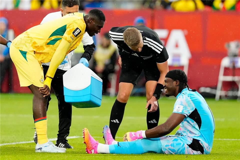 Musste in der Halbzeit ausgewechselt werden: Ghanas Torwart Lawrence Ati-Zigi.Frank Gunn/The Canadian Press/AP/dpa