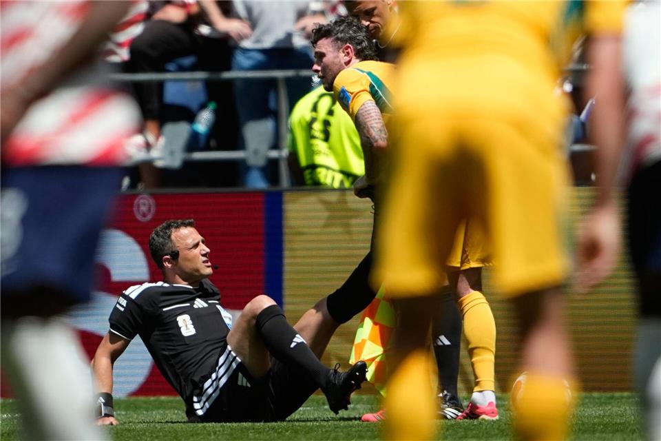 Musste in der Schlussphase behandelt werden: Felix Zwayer.Lindsey Wasson/AP/dpa