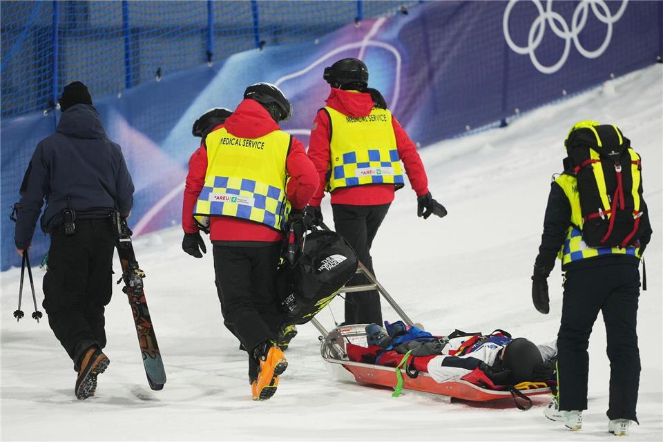 Musste mit einem Schlitten abtransportiert werden: Elias LajunenLindsey Wasson/AP/dpa