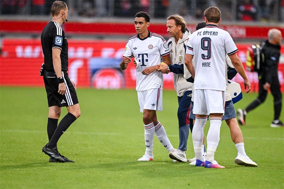 Musste nach wenigen Minuten wieder vom Feld: Jamal Musiala (M.).Harry Langer/DeFodi/dpa/dpa