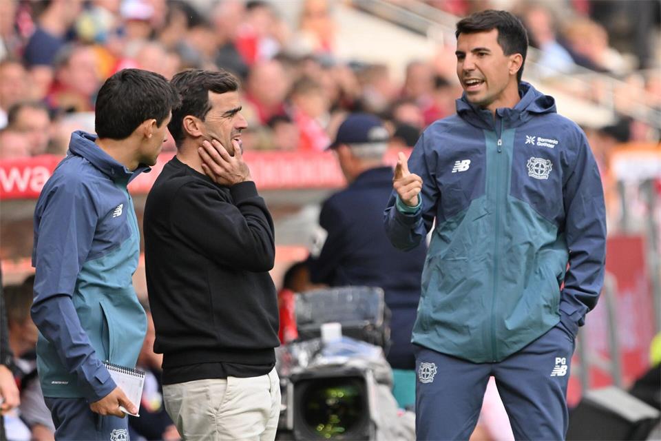 Mussten bis zum Schluss zittern: Carles Martínez und sein TrainerteamTorsten Silz/dpa