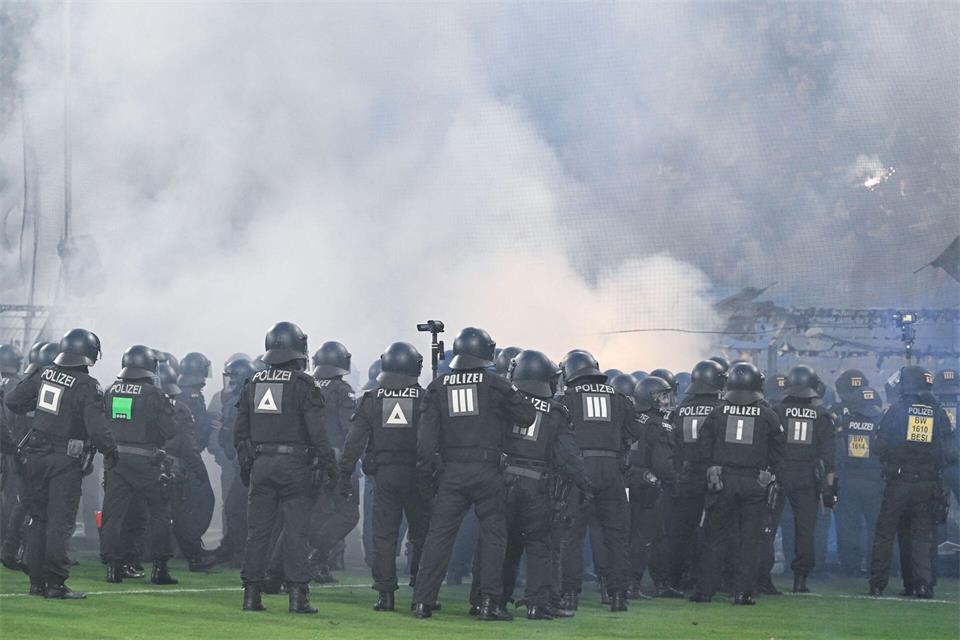 Mussten eingreifen: Polizisten stürmten auch den Mannheimer Block.Uwe Anspach/dpa