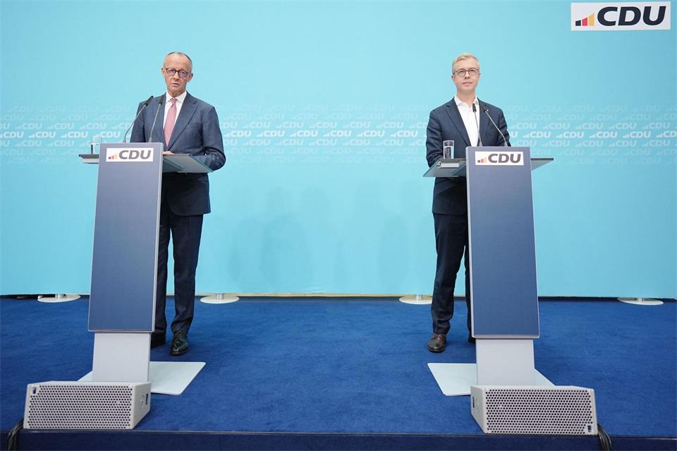 Mussten gemeinsam die Wahlpleite erklären: Merz und Evers. (Archivbild)Kay Nietfeld/dpa