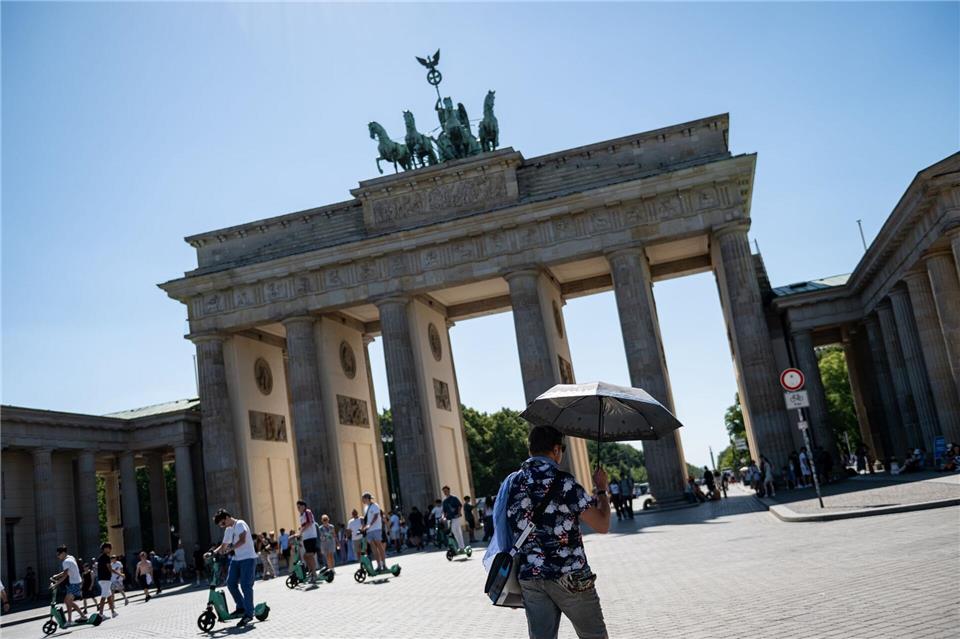 Wetterdienst: Vorläufig 38,8 Grad in Potsdam gemessen Mutig, wer sich bei der Hitze ans Brandenburger Tor wagte.Fabian Sommer/dpa