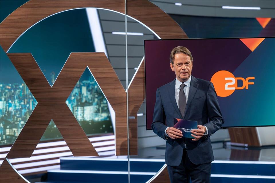 Mutige Helfer werden in der ZDF-Sendung „Aktenzeichen XY… Ungelöst“ ausgezeichnet.Peter Kneffel/dpa