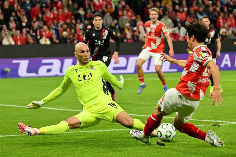 Henriksen rotiert kräftig – Mainz siegt in Europa weiter Mutiger Auftritt: Gästekeeper Karacic war immer wieder gefordert.Torsten Silz/dpa