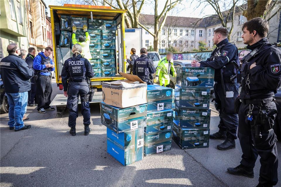 Mutmaßlich Diebesgut: Die Kartons mit Poolrobotern waren im Keller eines Duisburger Hauses sichergestellt worden.Christoph Reichwein/dpa