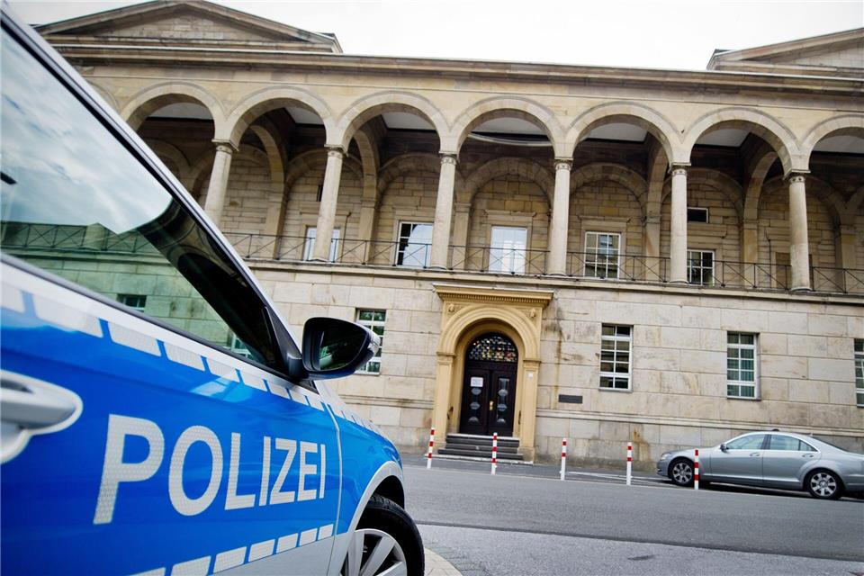 Mutmaßliche Mitglieder der „Audi-Bande“ stehen wegen Sprengattacken auf Geldautomaten in Wuppertal vor Gericht.Jan-Philipp Strobel/dpa