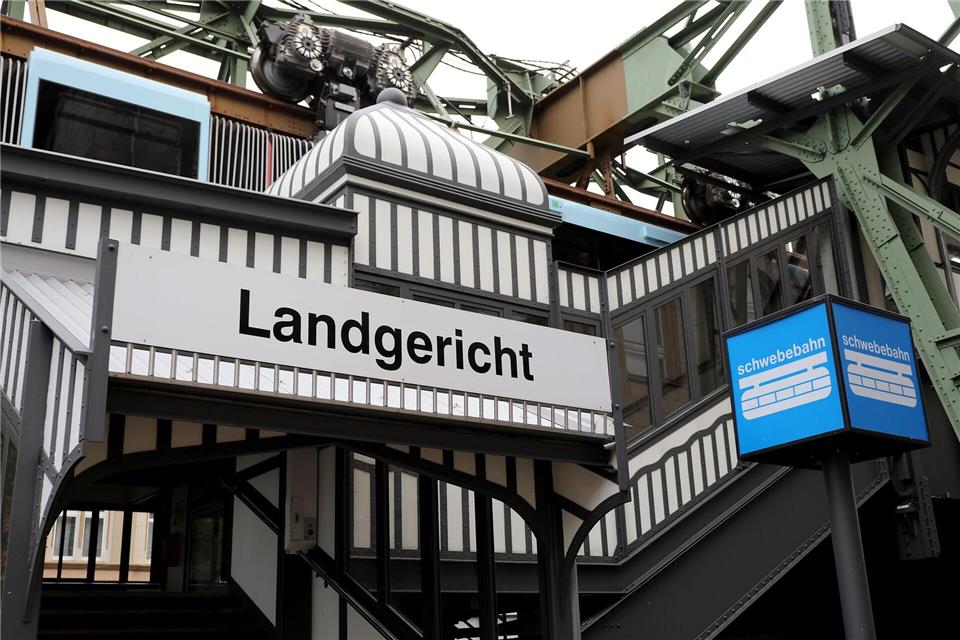 Mutmaßliche Mitglieder der „Audi-Bande“ stehen wegen Sprengattacken auf Geldautomaten in Wuppertal vor Gericht.Oliver Berg/dpa