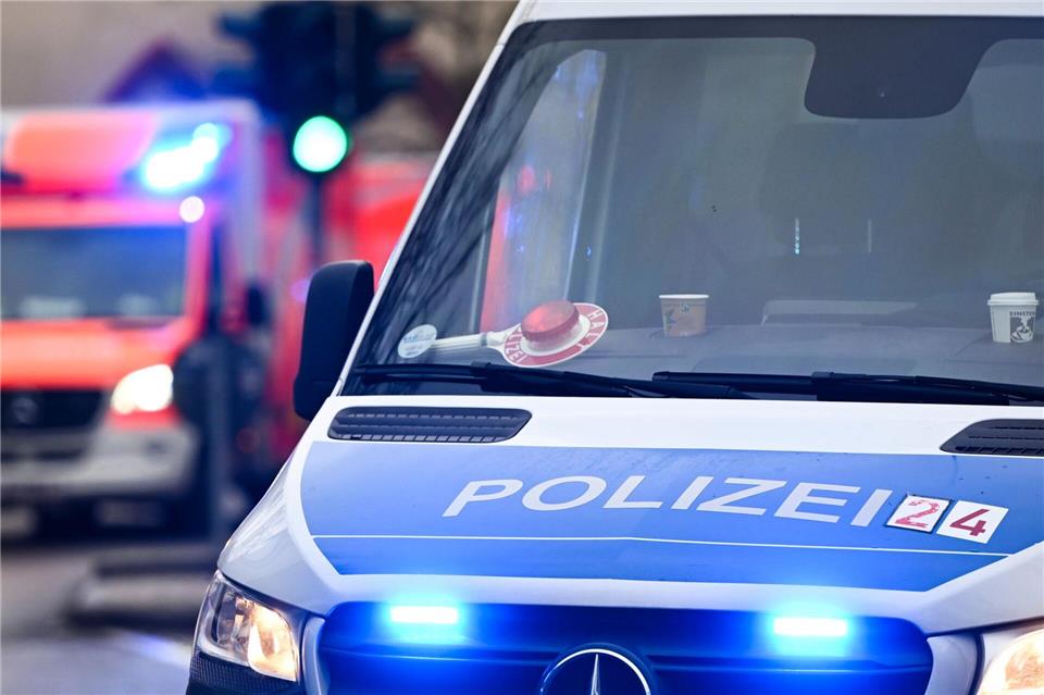 Mutmaßliche Räuber verletzen einen Mann mit einem Messer (Symbolfoto).Jens Kalaene/dpa