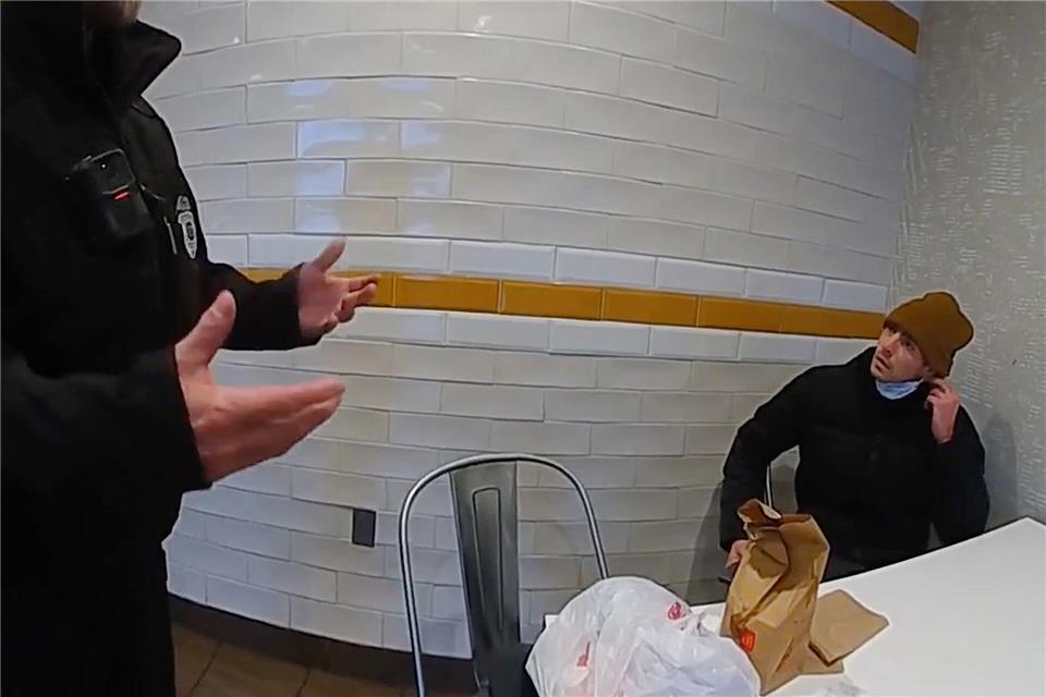 Mutmaßlicher Mörder Luigi Mangione wird im Fast-Food-Restaurant gefasstUncredited/Pennsylvania State Police/AP/dpa