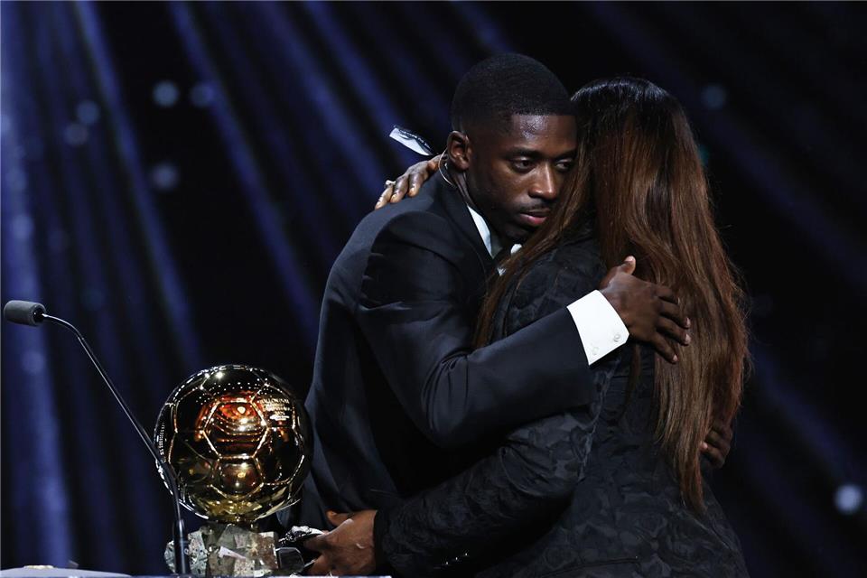 Mutter und Sohn: Ousmane Dembélé denkt nach dem Gewinn des Ballon d’Or an seine Familie.Gao Jing/XinHua/dpa