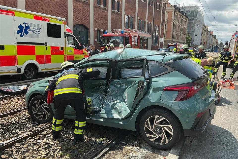 Mutter und Tochter wurden nach dem Unfall im Krankenhaus behandelt.Berufsfeuerwehr München/dpa
