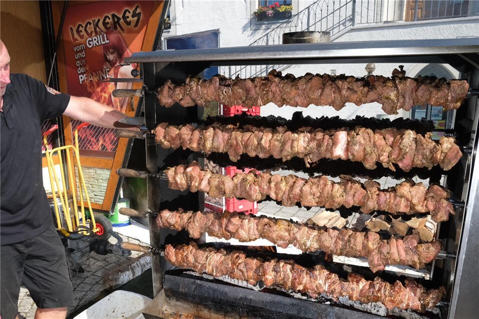 Mutzbraten ist ein im Osten Thüringens und Westsachsen verbreitetes Grillgericht, bei dem ein faustgroßes Stück Fleisch aus der Schweineschulter oder Kamm mit Salz, Pfeffer und Majoran mariniert und anschließend über Birkenholzfeuer gegrillt wird.Sebastian Willnow/dpa