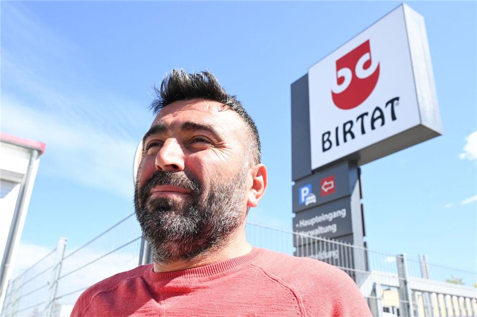 Muzayfe Doganer, Vorsitzender des Betriebsrats beim Dönerspieß-Hersteller Birtat freut sich über den Tarifabschluss. (Foto aktuell)Bernd Wei�brod/dpa