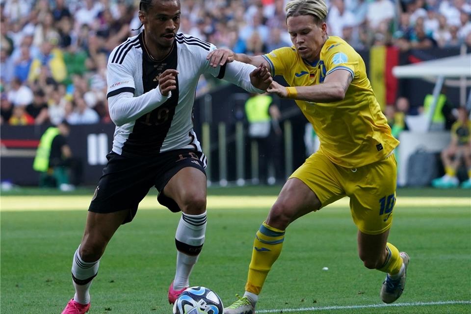 Mychajlo Mudryk (r) wird mit der Ukraine zur EM fahren.