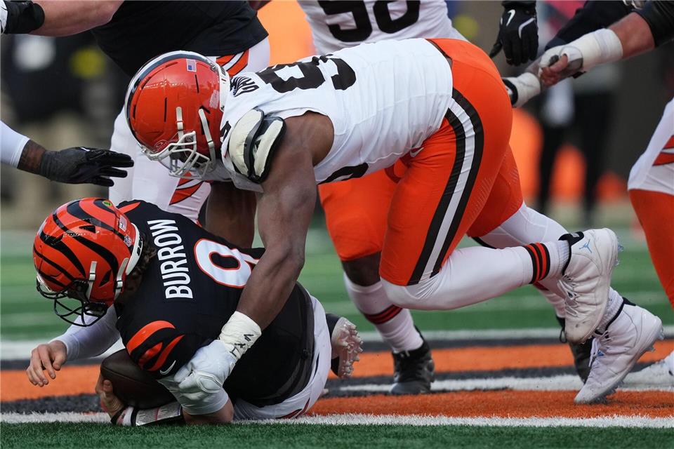 Myles Garrett (r) stellte einen NFL-Rekord auf. Joshua A. Bickel/AP/dpa