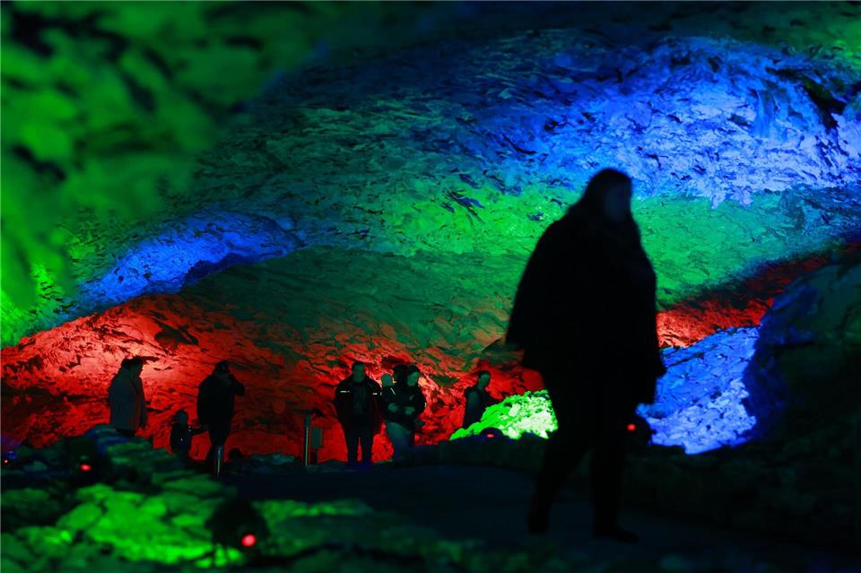Mystische Lichterwelten verzaubern die Besucher in der Barbarossahöhle.Matthias Bein/dpa