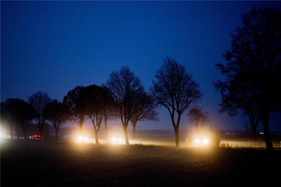 Mystische, aber gefährliche Stimmung: Gerade in der dunklen Jahreszeit steigt die Gefahr am Steuer von den Lichtern anderer Fahrzeuge geblendet zu werden.Julian Stratenschulte/dpa/dpa-tmn