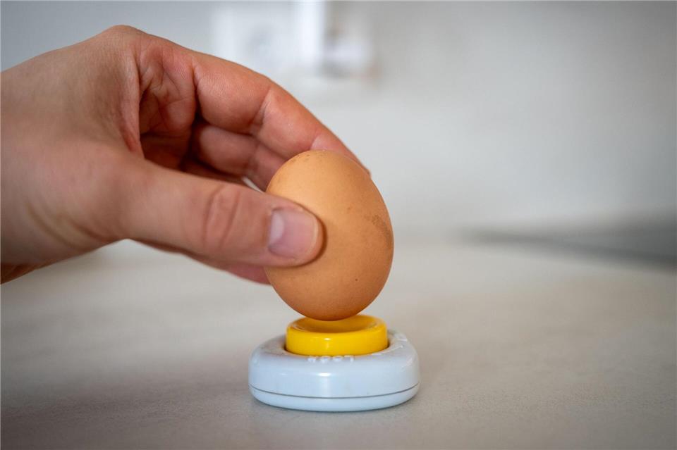 Mythos oder Wahrheit: Das Anstechen von Eiern vor dem Kochen soll das Platzen verhindern, doch wissenschaftlich bewiesen ist diese Methode nicht.Zacharie Scheurer/dpa-tmn