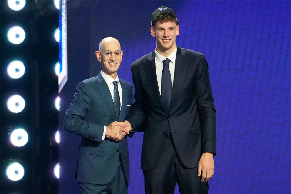 NBA-Commissionar Adam Silver (l) gratuliert Hannes Steinbach.Yuki Iwamura/AP/dpa