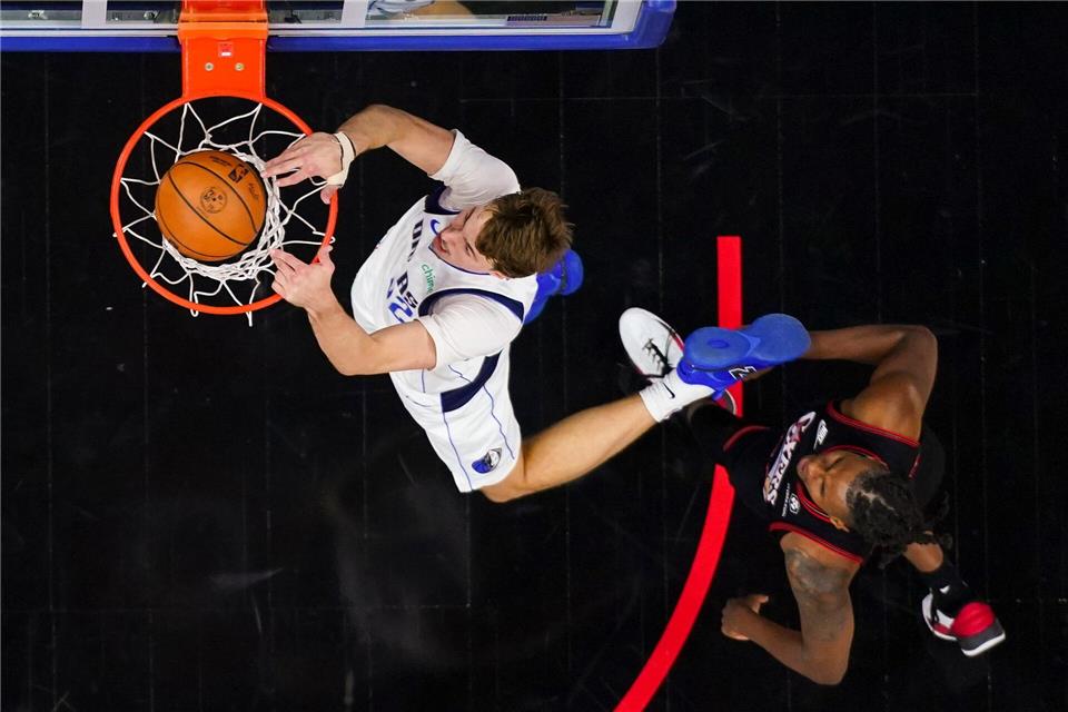 NBA: Flagg (l) und Walker im Einsatz bei 76ers gegen Mavericks in PhiladelphiaChris Szagola/AP/dpa