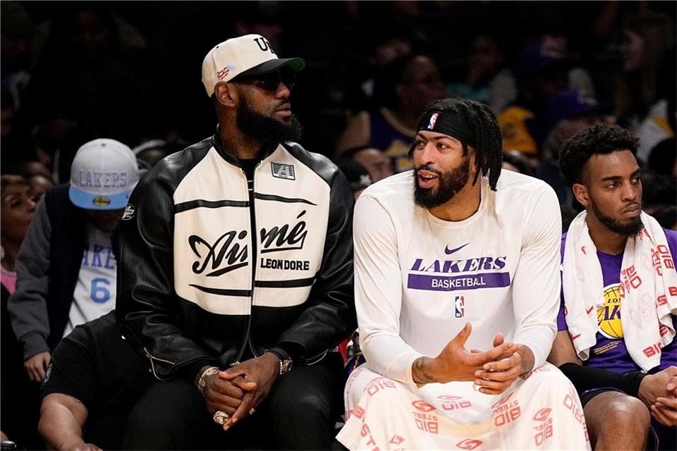 NBA-Stars wie LeBron James (l) und Anthony Davis sollen möglichst häufig spielen, wünschen sich die NBA-Bosse.