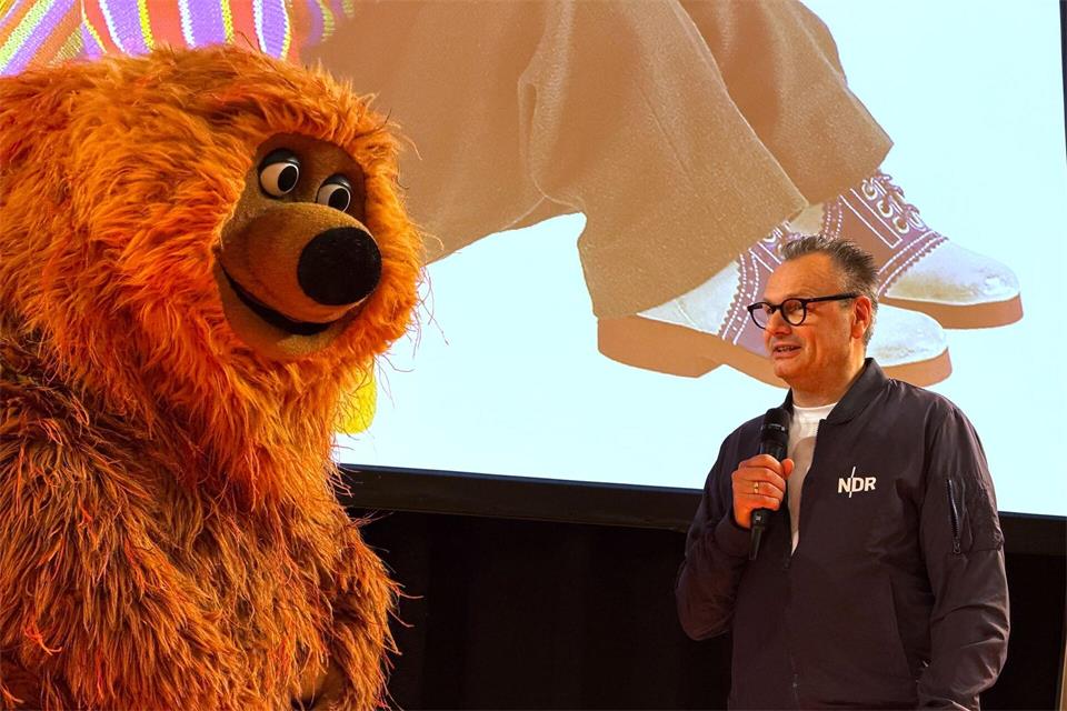 NDR-Intendant Hendrik Lünenborg begrüßte die Kinder gemeinsam mit Figur Samson. Antonia Sawallisch/dpa