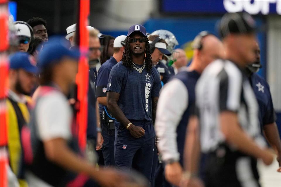 NFL-Profi Lamb (Mitte) wurde von einem Schiedsrichter über den Haufen gerannt.Mark J. Terrill/AP/dpa