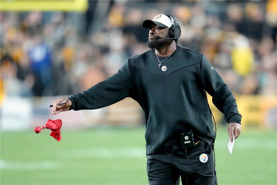 NFL-Trainer Mike Tomlin wirft die rote Challenge-Flagge aufs Feld. (Archivbild)Gene J. Puskar/AP/dpa