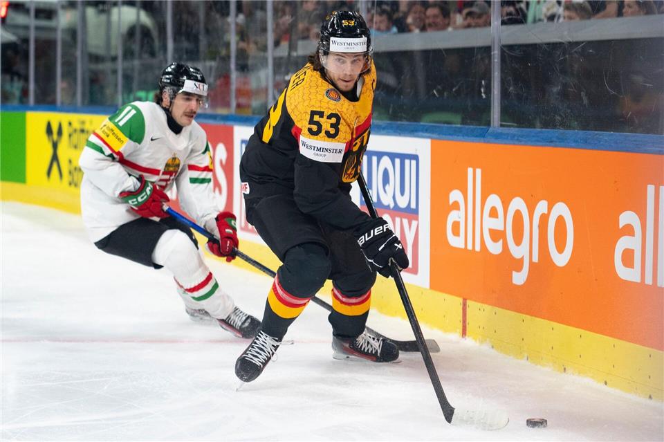 NHL-Star Moritz Seider (r) spricht nach dem drohenden deutschen Vorrunden-Aus Klartext.Claudio Thoma/KEYSTONE/dpa
