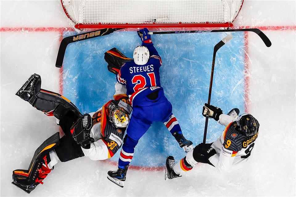 NHL-Torhüter Philipp Grubauer stand auch gegen die USA im Mittelpunkt.Andreas Becker/KEYSTONE/dpa
