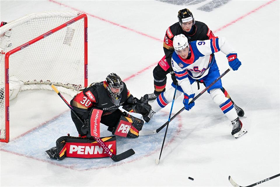NHL-Torwart Philipp Grubauer zeichnete sich mehrfach aus.Uwe Anspach/dpa