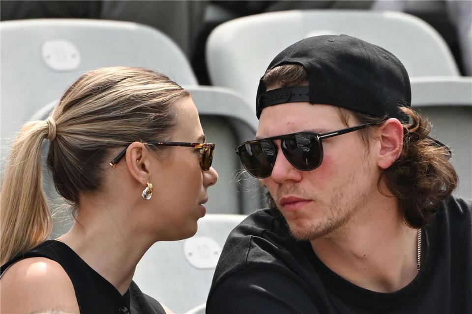 NHL-Star als Zuschauer: Tennis-Talent Engel überrascht NHL-Verteidiger Moritz Seider schaute mit seiner Freundin, der früheren Shorttrackerin Anna Seidel, beim Tennis vorbei.Marijan Murat/dpa
