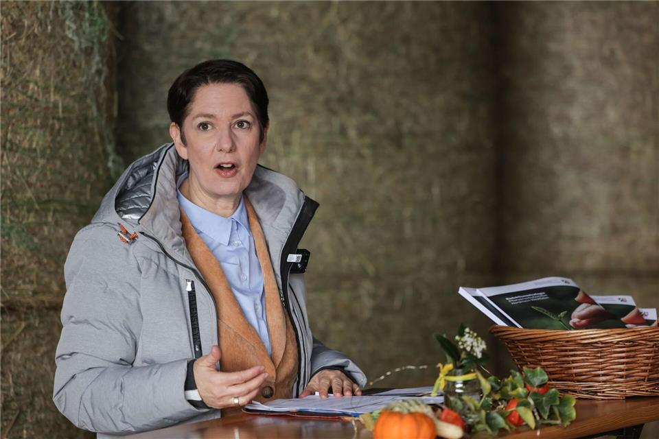 NRW-Agrarministerin Silke Gorißen (CDU) stellt die Pflanzenschutz-Strategie vor. Oliver Berg/dpa
