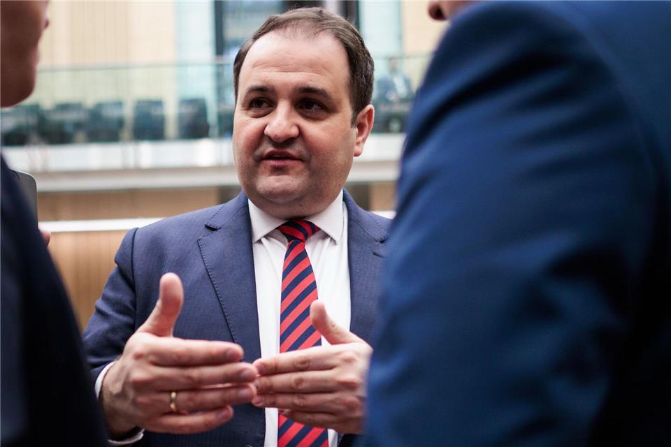 NRW-Europaminister Liminski hat Sorge vor der politischen Situation in Frankreich. (Archivbild)Carsten Koall/dpa