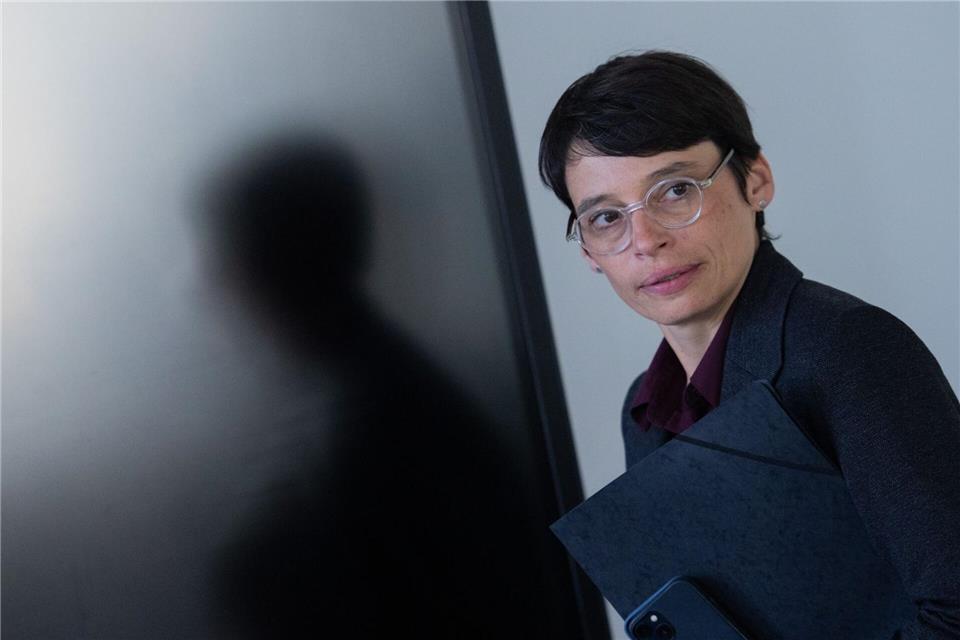 NRW-Familien- und Flüchtlingsministerin Josefine Paul (Grüne) tritt zurück. (Archivbild)  Rolf Vennenbernd/dpa